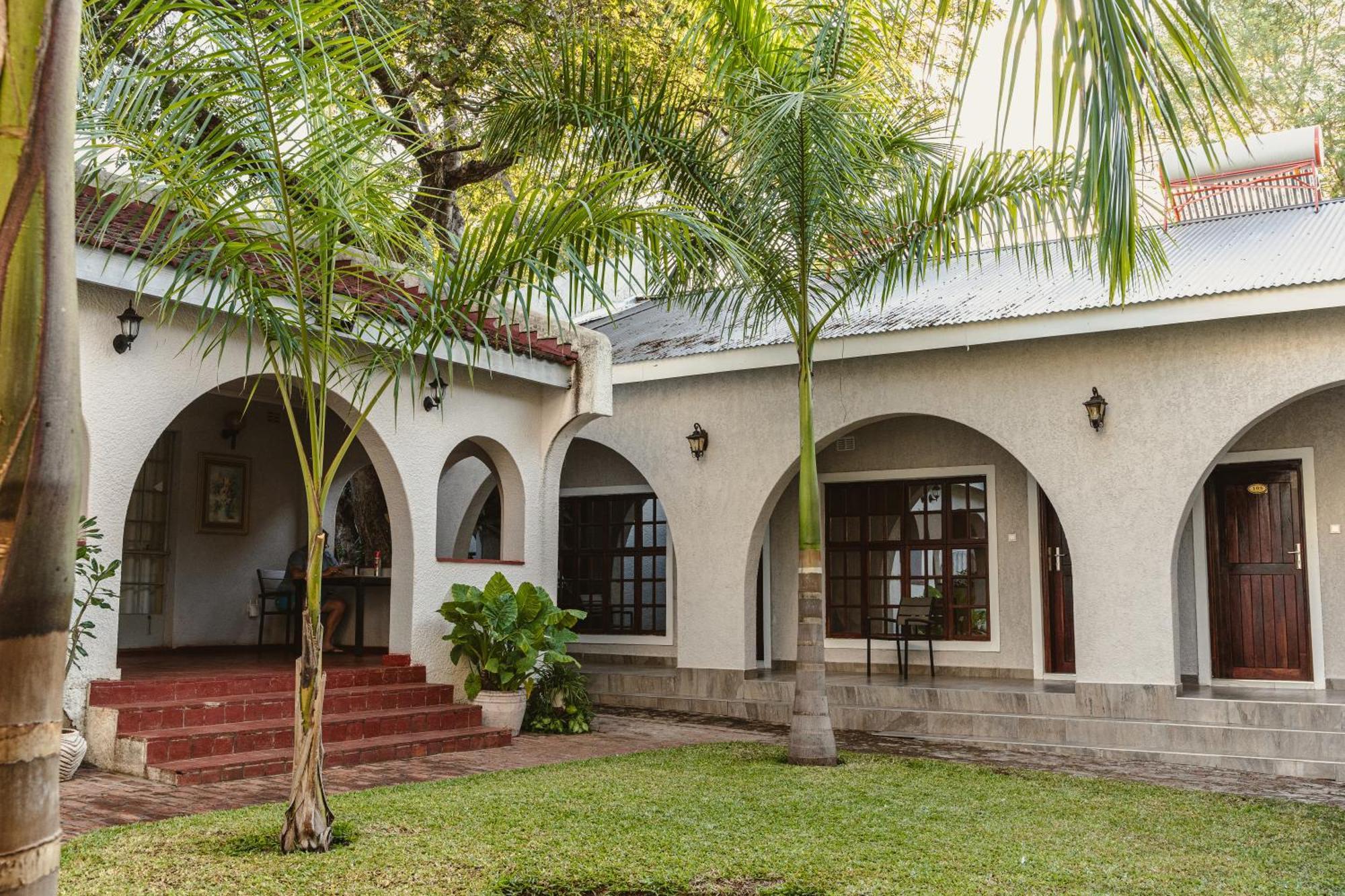 Jacaranda Lodge Victoria Falls Exterior foto
